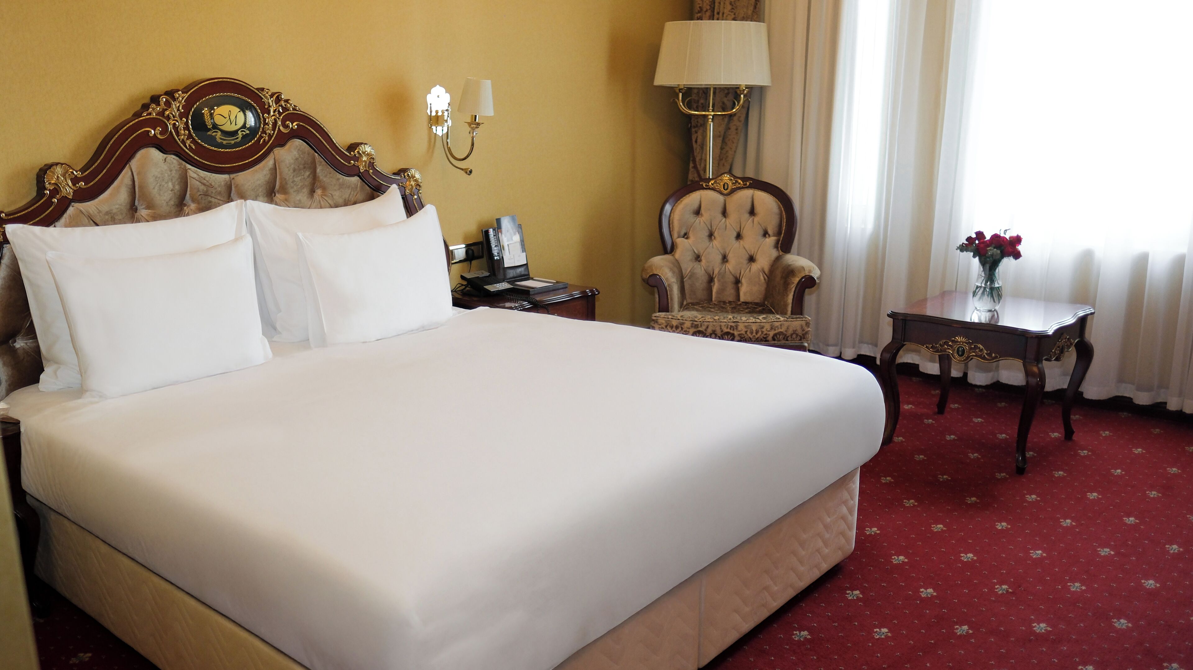 Minibar, caja de seguridad en la habitación y escritorio 