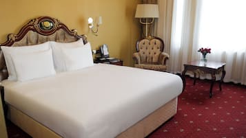 Minibar, caja de seguridad en la habitación y escritorio