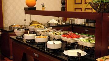 Päivittäinen buffetaamiainen (32 EUR per henkilö)