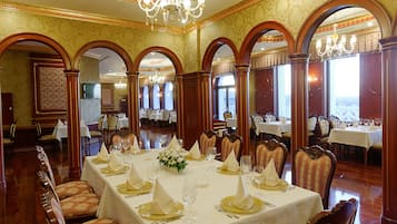 3 restaurantes; se sirven desayunos, almuerzos, cenas y cocina turca