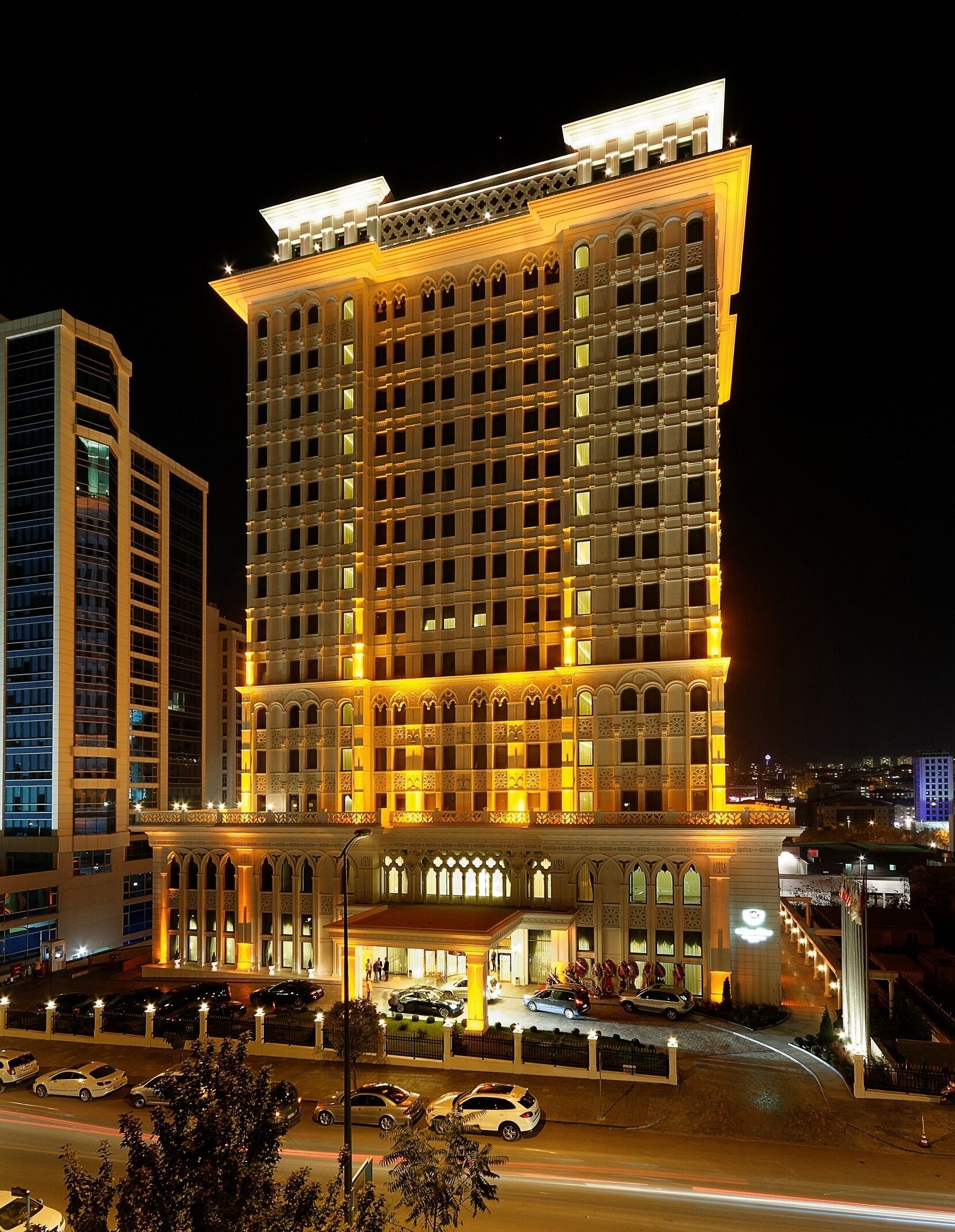 Fachada de la propiedad por la tarde o noche