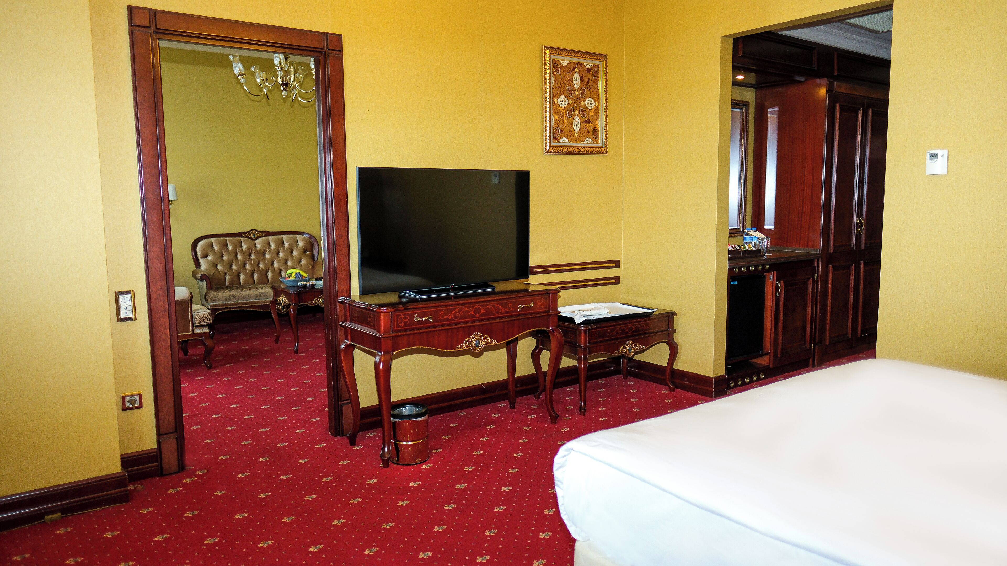 Deluxe suite, 1 slaapkamer | Een minibar, een kluis op de kamer, een bureau, een laptopwerkplek