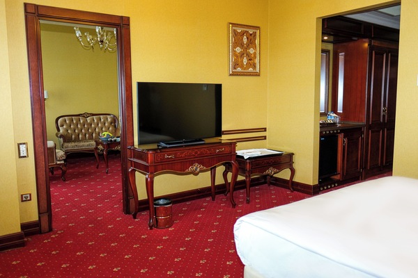 Deluxe suite, 1 slaapkamer | Een minibar, een kluis op de kamer, een bureau, een laptopwerkplek