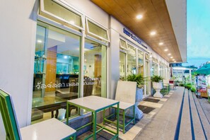 Lobby sitting area - Wallada Place (Bangkok)