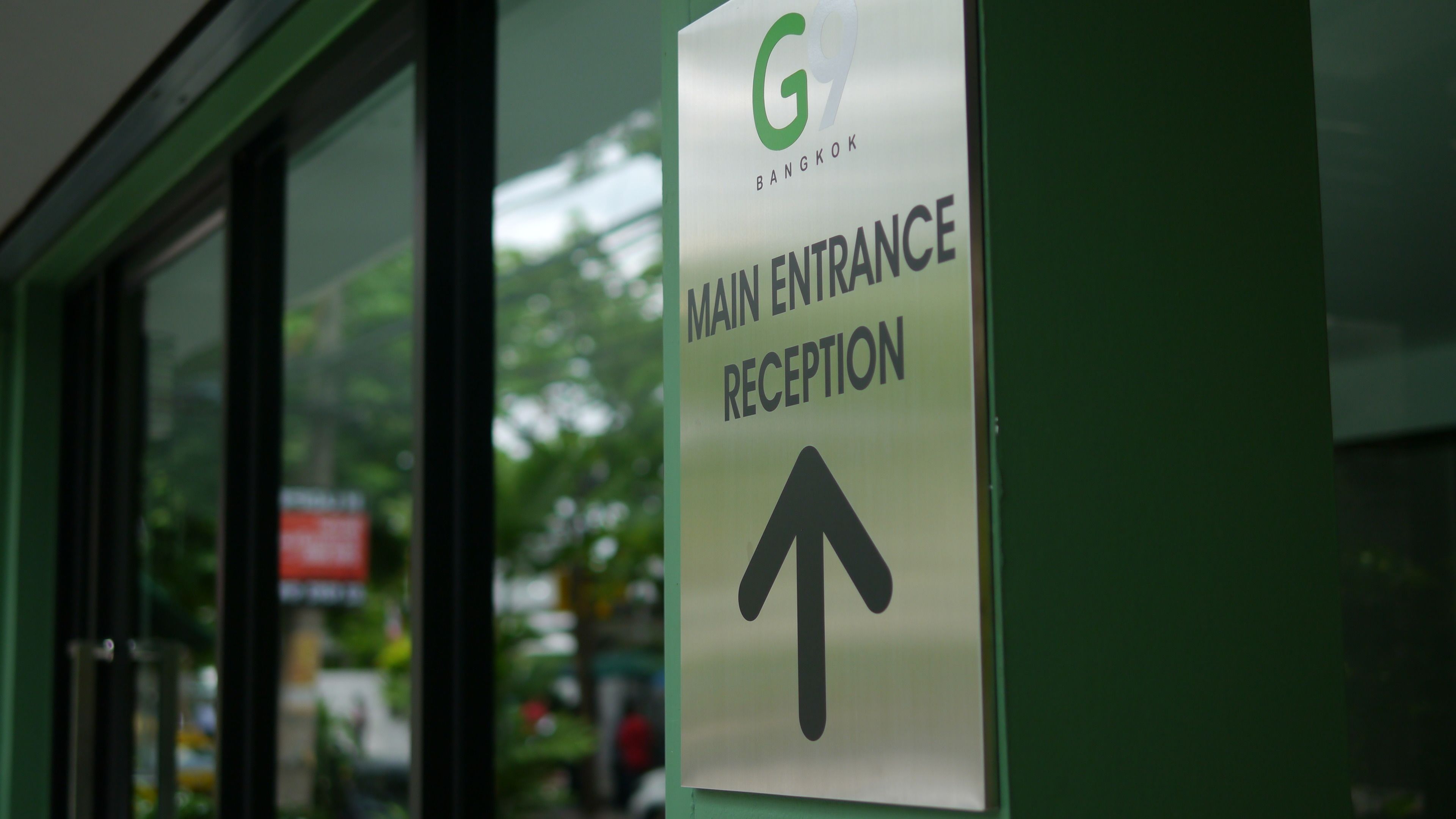 A sign indicating the main entrance reception direction.
