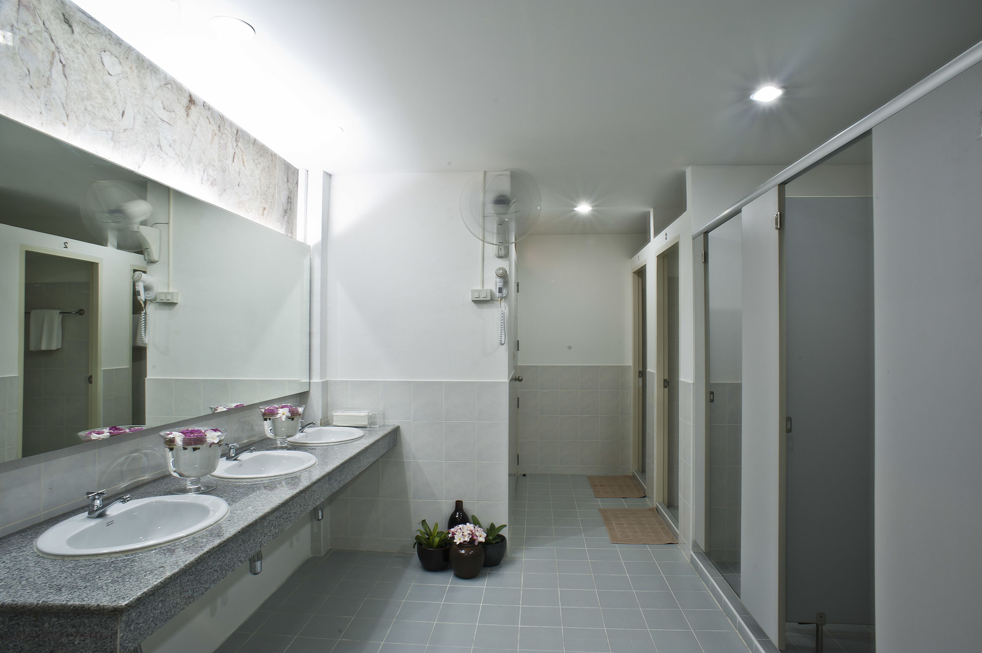 Female Dormitory shared bathroom | 浴室 | 毛巾