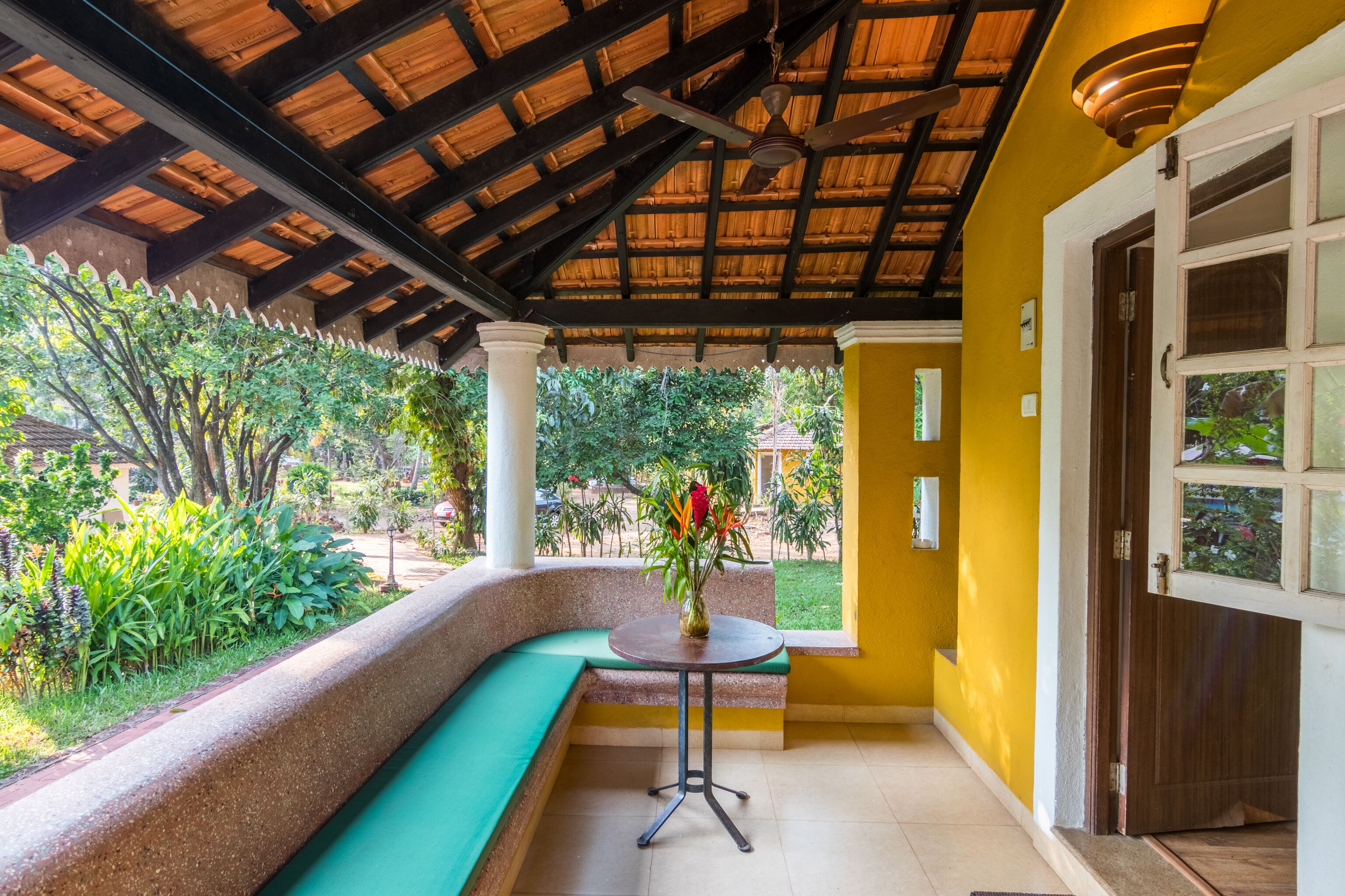 Pool Side Suite with Private Outdoor Shower | Balcon