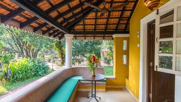 Pool Side Suite with Private Outdoor Shower | Balcon