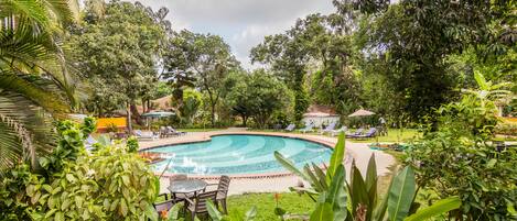 Outdoor pool, open 9:30 AM to 5:30 PM, pool loungers
