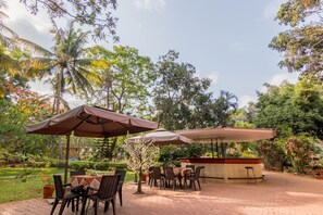 Frokost og lunsj serveres, internasjonale retter, utsikt mot bassenget 