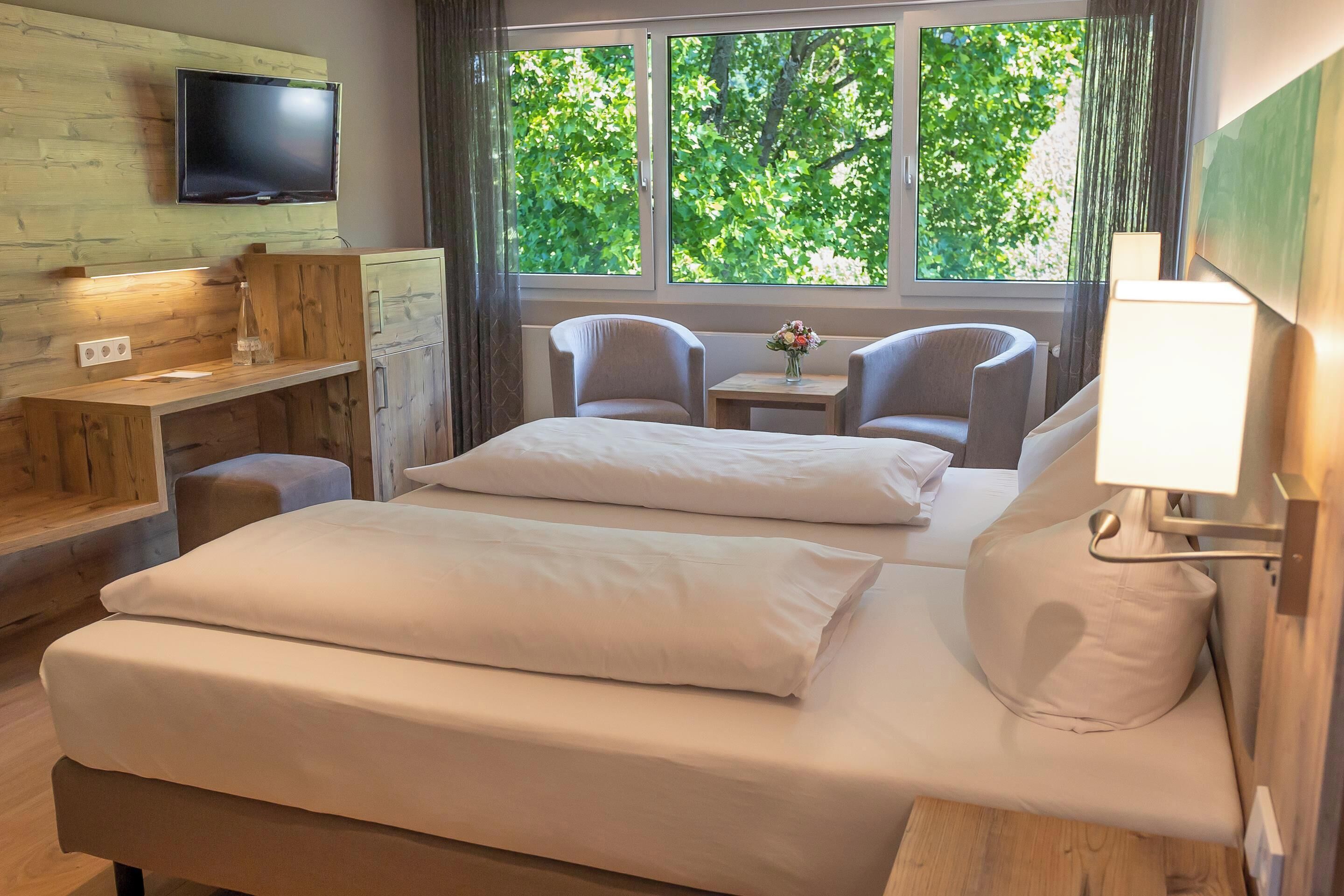 comfort room | hypo-allergenic bedding, in-room safe, desk, free wifi