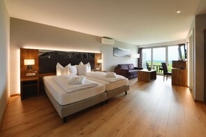 Hypo-allergenic bedding, in-room safe, desk, free WiFi