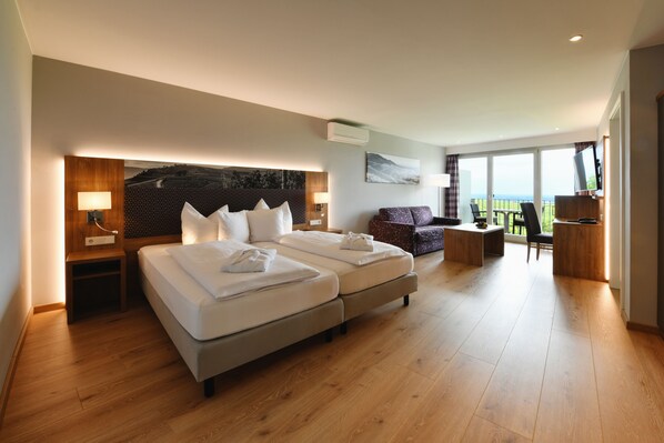 Hypo-allergenic bedding, in-room safe, desk, free WiFi