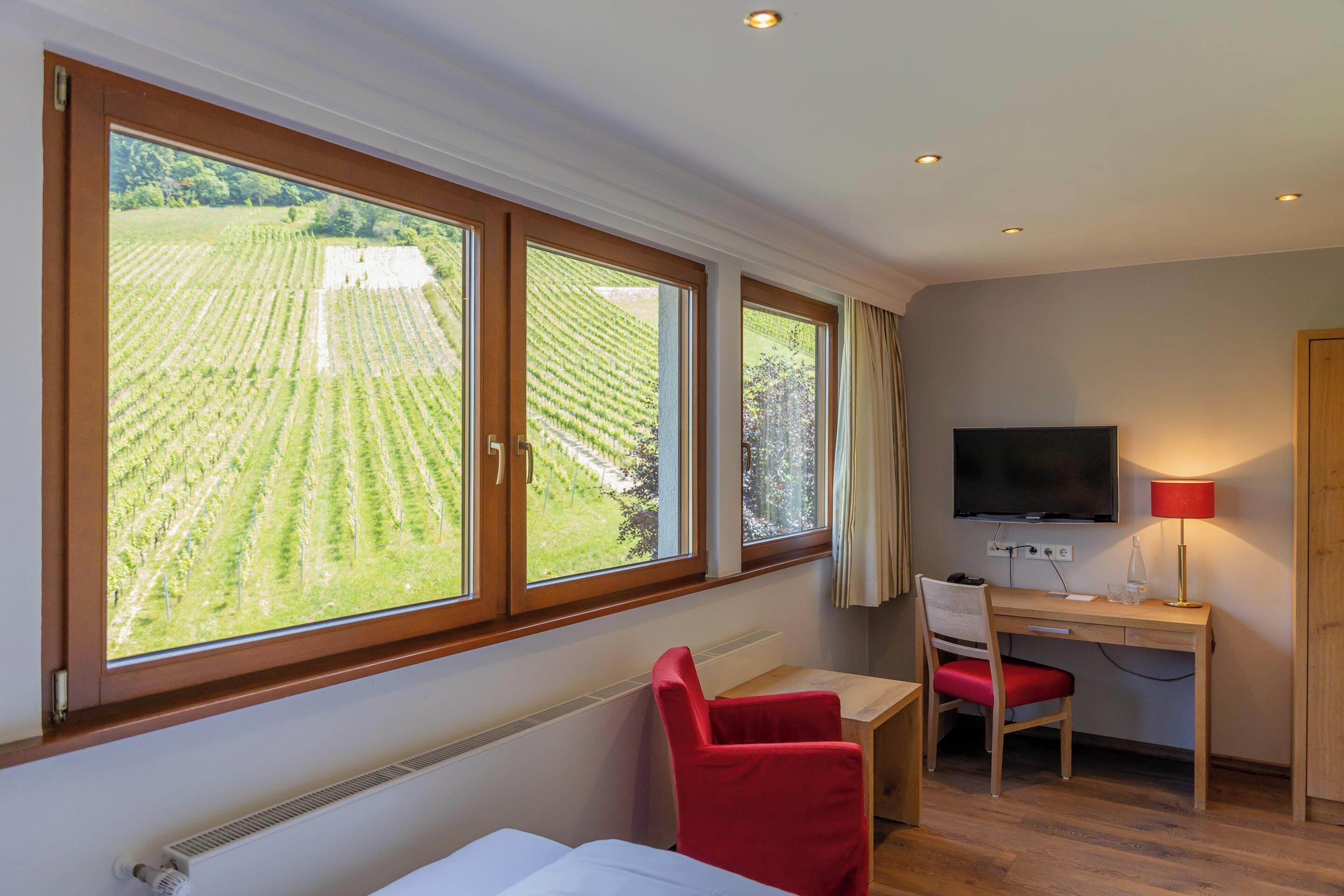 comfort single room | hypo-allergenic bedding, in-room safe, desk, free wifi