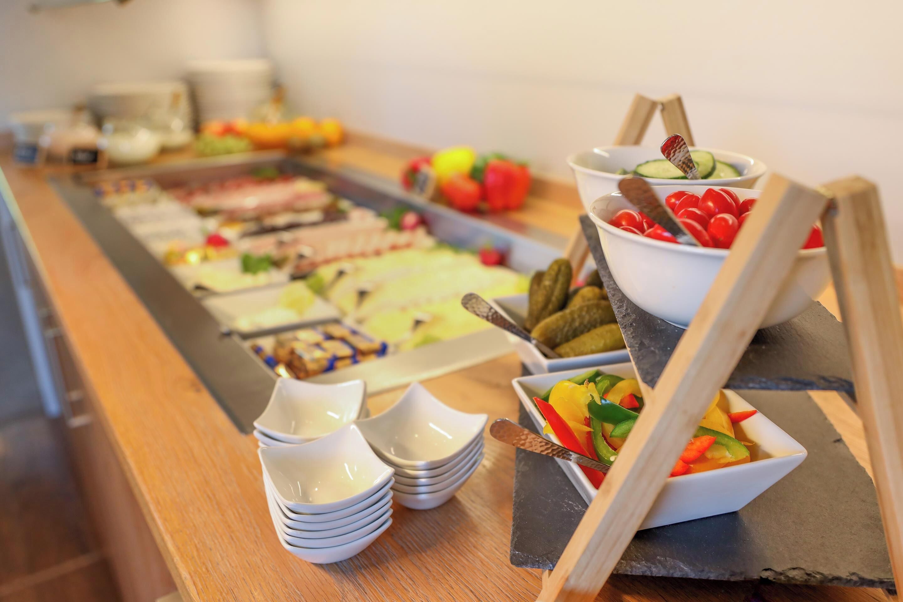 Ein Buffet mit verschiedenen Speisen und Obstschalen.