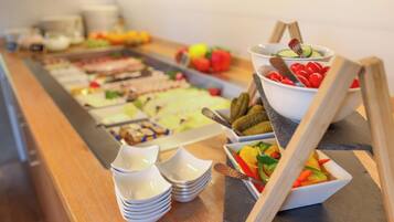 Ein Buffet mit verschiedenen Speisen und Obstschalen.