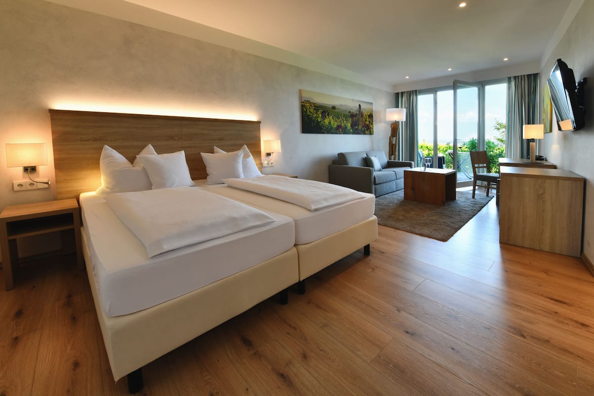 Hypo-allergenic bedding, in-room safe, desk, free WiFi