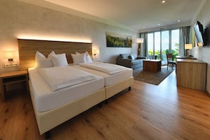 Hypo-allergenic bedding, in-room safe, desk, free WiFi - Hotel Rebenhof (Baden-Baden)