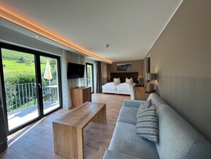 Superior Plus | Hypo-allergenic bedding, in-room safe, desk, free WiFi