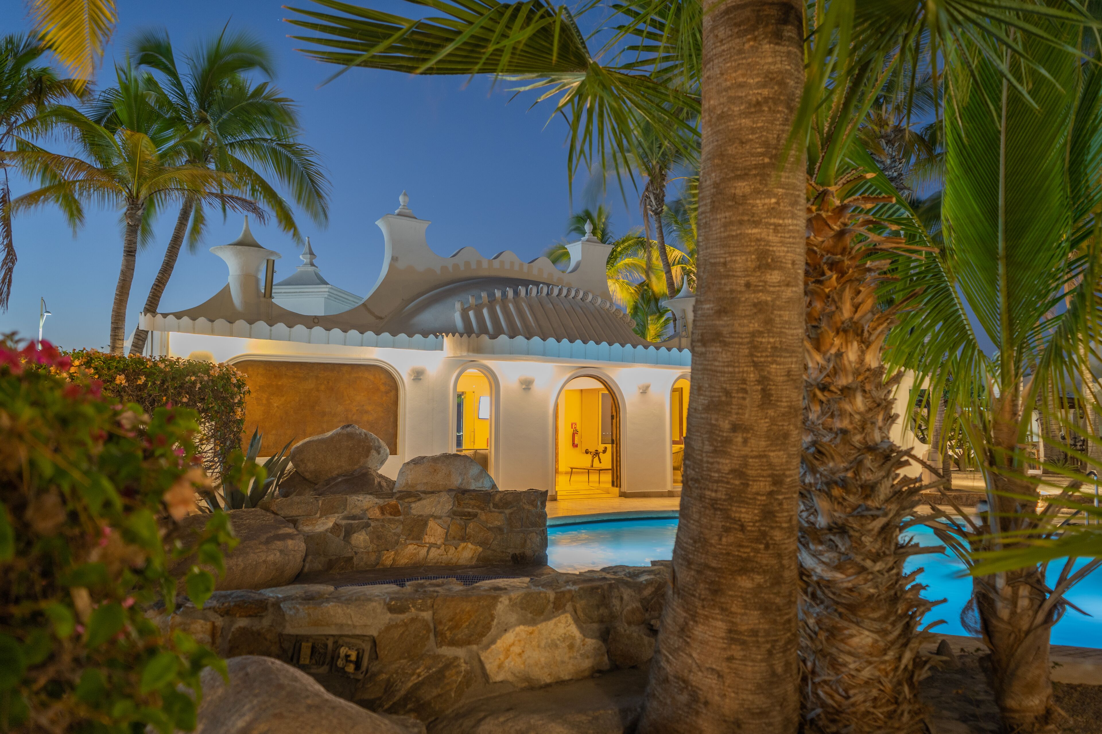 Vista frontal de la propiedad por la tarde o noche