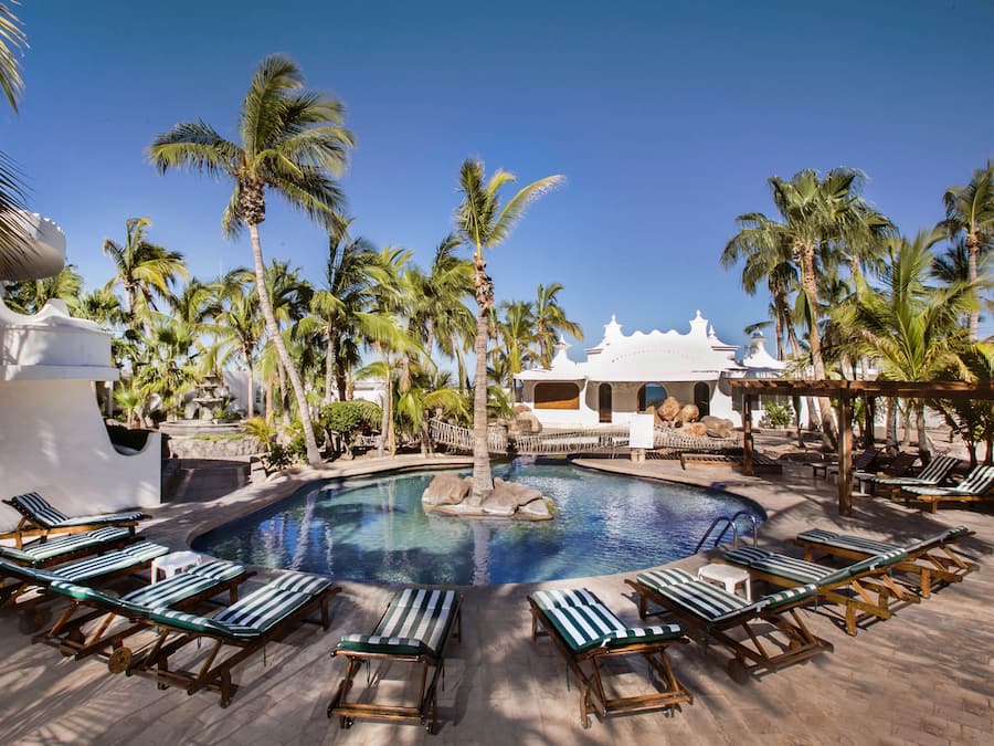 Utomhuspool, öppet 10.00 till 22.00, parasoller och solstolar