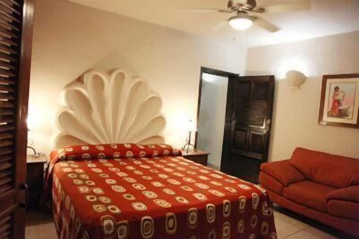 1 bedroom, individually decorated, individually furnished, desk