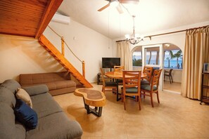 Loft Suite | Living area | 40-inch TV with cable channels - Club el Moro Hotel Suites (La Paz)