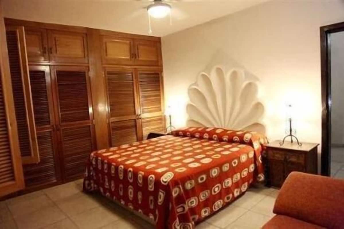 1 bedroom, individually decorated, individually furnished, desk