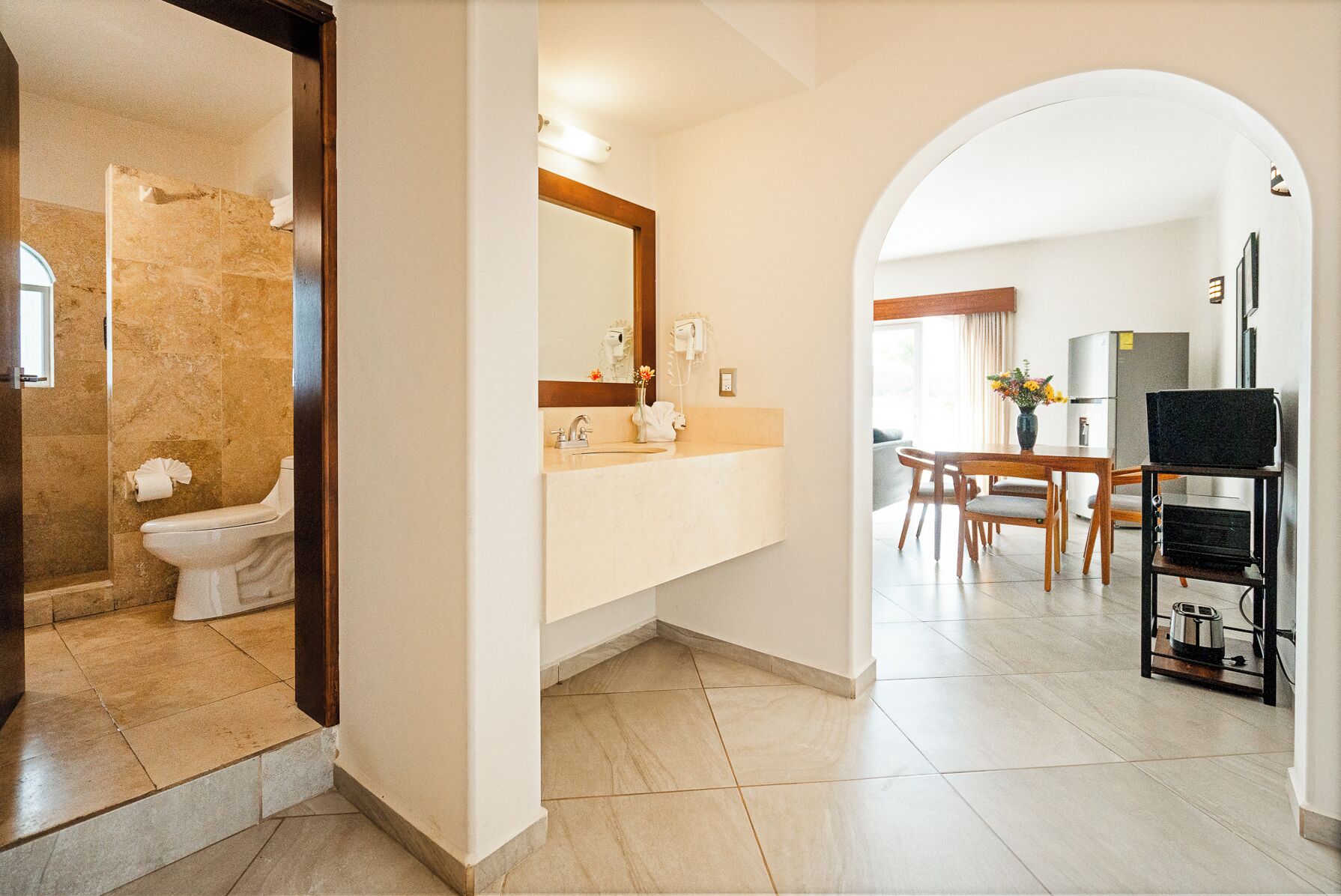 family suite | bathroom | shower, free toiletries, hair dryer, towels