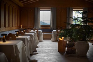 供應晚餐和早午餐，當地料理，露天餐廳