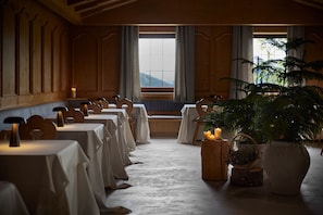 Se sirven cenas y cocina local, restaurante con mesas al aire libre