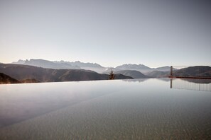 Indoor pool, outdoor pool, sun loungers - Hotel Saltus (San Genesio Atesino)