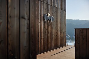 Piscina coperta, piscina all'aperto, lettini