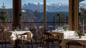 Abendessen, Brunch, lokale Küche, Speisen im Freien