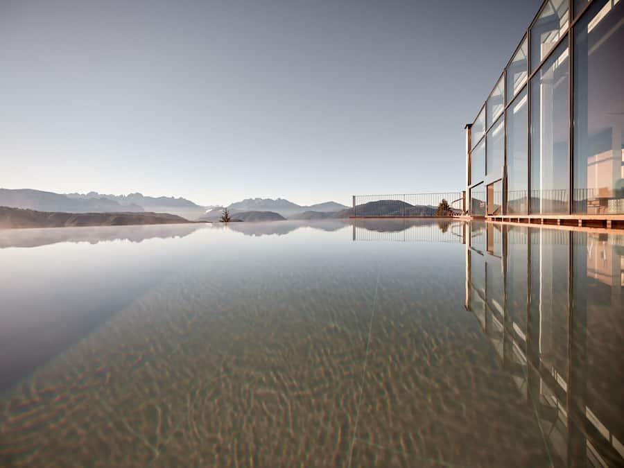 Una piscina techada, una piscina al aire libre