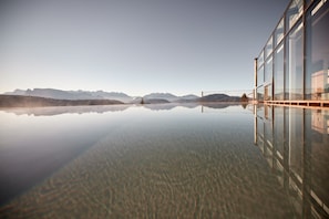 Una piscina techada, una piscina al aire libre