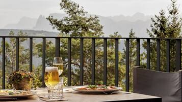 Serviço de jantar, culinária local, restaurante ao ar livre