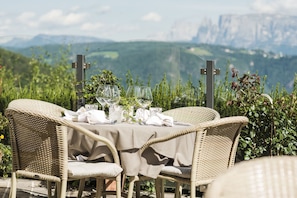 Dinner, brunch served; local cuisine, al fresco dining