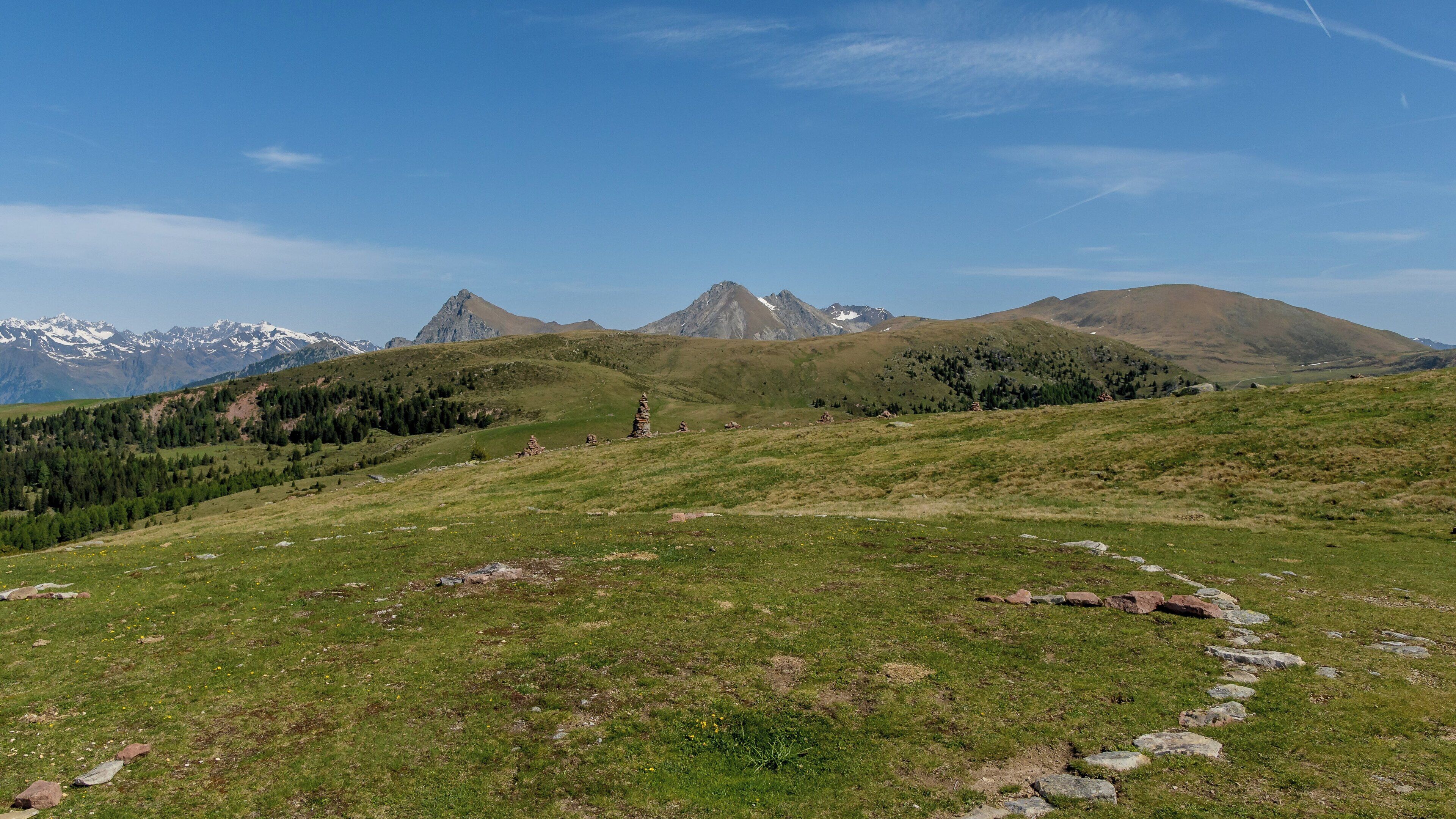 Un paisaje montañoso con cielo despejado.