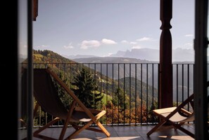 Deluxe Room, Multiple Beds, Accessible (With mountain view) | In-room safe, desk, laptop workspace, soundproofing - Hotel Saltus (San Genesio Atesino)