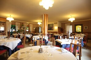 Déjeuner et dîner servis sur place, spécialités Cuisine italienne