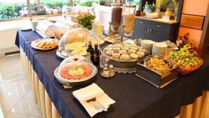 A buffet table with various food items and condiments. - Albergo Ristorante Papa (Peschiera del Garda)