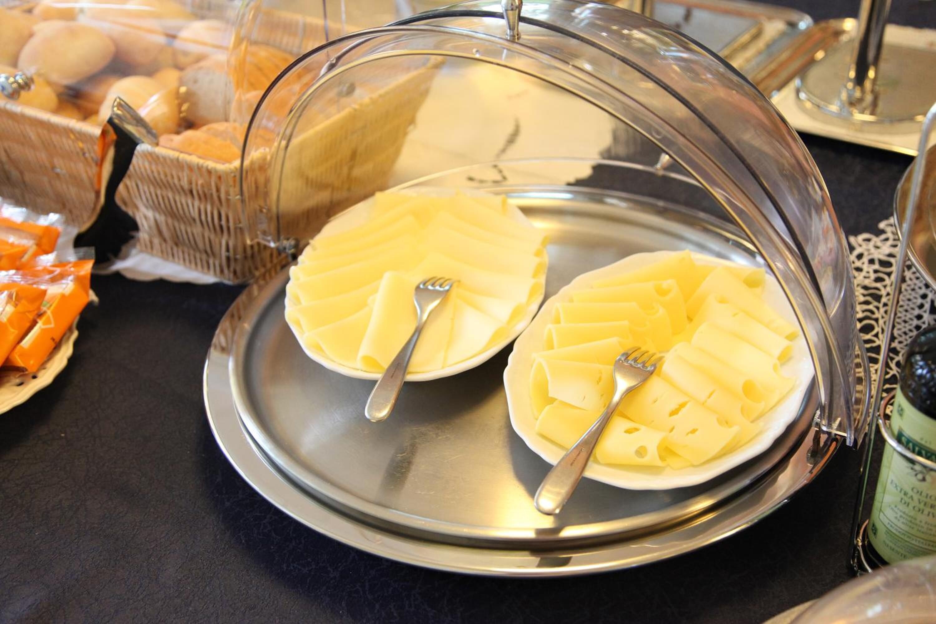 lunch and dinner served, italian cuisine