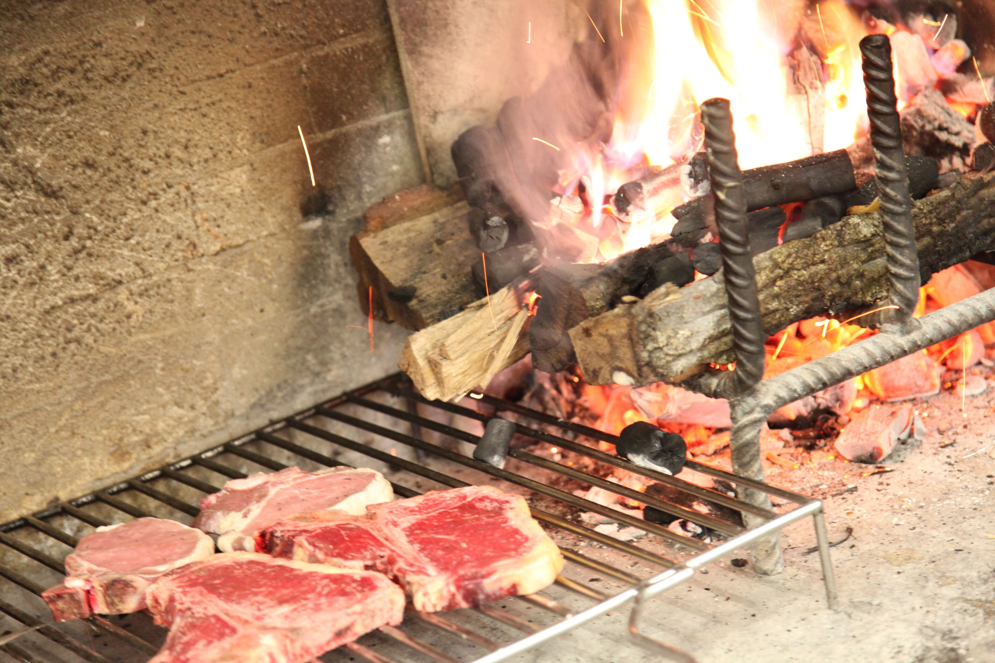 lunch and dinner served, italian cuisine