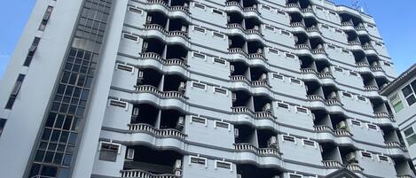 Un hotel de varios pisos con un llamativo letrero que dice 'BOSS' en la planta baja, indicando una sección denominada 'Mansion Residence'.