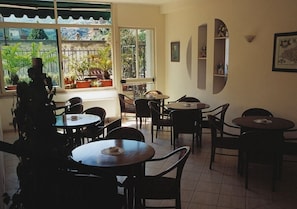 Lunch and dinner served, Italian cuisine