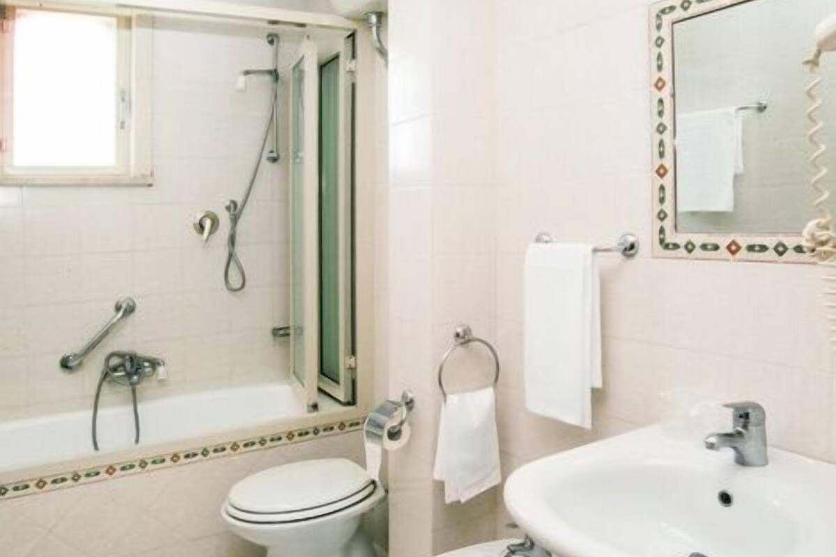 Tweepersoonskamer | Badkamer | Gratis toiletartikelen, een haardroger, handdoeken