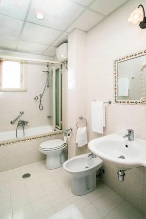 Double Room | Bathroom | Free toiletries, hair dryer, towels