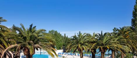 Una piscina al aire libre de temporada