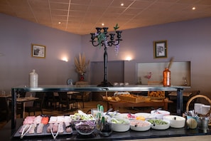 Frukostbuffé varje dag (EUR 20 per person)